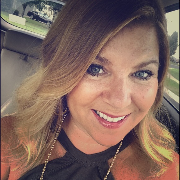 Meet your Posher, Ellen - Picture 2 of 5